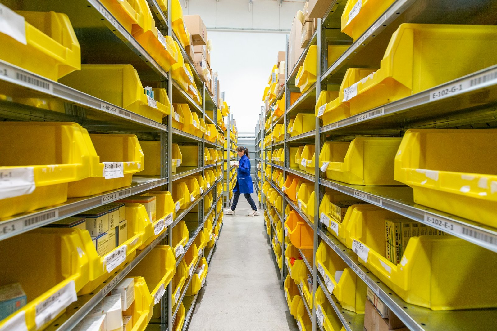 仓库中分类存放商品的货架